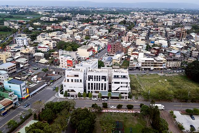 謝家近年興建完工的4連棟私宅，裡頭住著家族成員們，其後方則是謝衣鳯和謝典霖的服務處。（攝影／黃世澤）