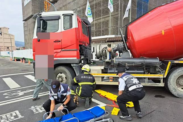 水泥車疑違規右轉未留意視線死角，不慎輾斃老翁。（圖／翻攝自記者爆料網）