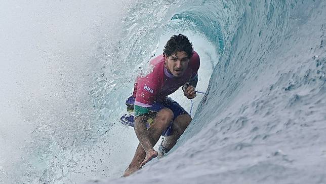 Le dieu brésilien du surf, Medina, a battu le record de l'histoire olympique en shortboard masculin et a atteint les quarts de finale. Les photos de lui 