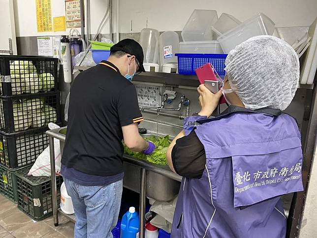 有民眾在知名連鎖火鍋店「錢都」的菜盤中，發現活生生的蛞蝓在白菜上蠕動。（圖／北市衛生局提供）