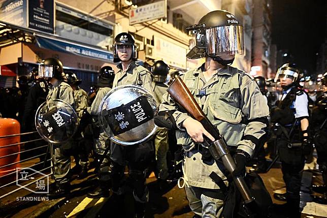 圖為香港警察持槍推進防線威嚇反送中示威者。   圖：翻攝立場新聞臉書