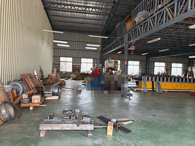 高雄市湖內區一間棧板工廠老闆被房東發現遭堆高機壓在底下，已經明顯死亡。（圖：湖內分局提供）
