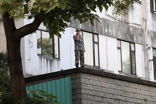 People’s Liberation Army soldiers on alert at the Gun Club Hill Barracks, Yau Ma Tei, as anti-government protesters caused chaos in the neighbourhood last year. SCMP / Felix Wong