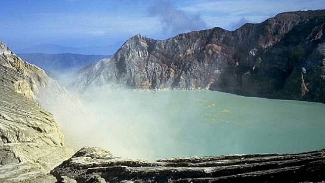 伊真火山口是世界上酸含量最高的湖 。（圖／翻攝自維基百科）