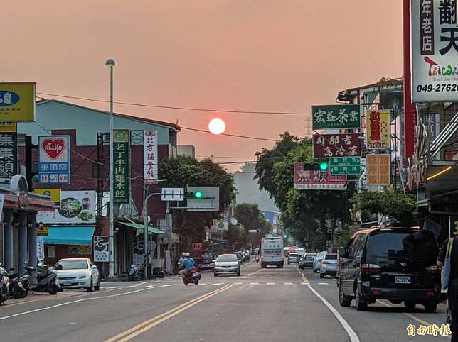 集集鎮適逢秋季，市區黃昏可見懸日降臨，夕陽落在街區上空，形成懸日大街，再現古代「集集八景」夕陽風采。(記者劉濱銓攝)