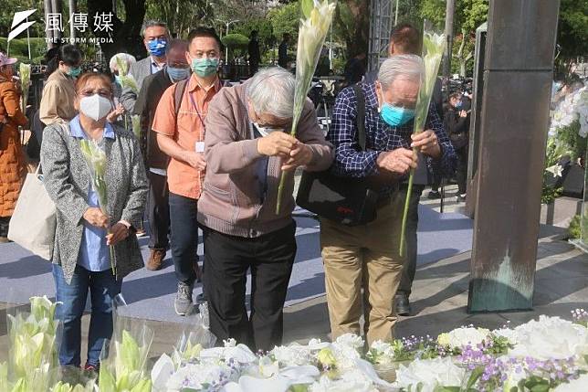 台北市二二八事件76周年紀念會28日在二二八紀念碑廣場舉行，與會者在紀念碑前獻花追思。（資料照，柯承惠攝）