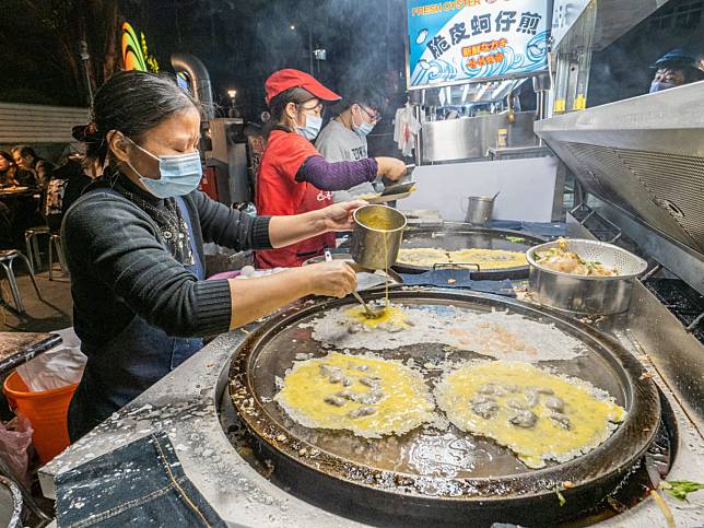 精進計畫改造攤位帶人潮   脆皮蚵仔煎成夜市新亮點