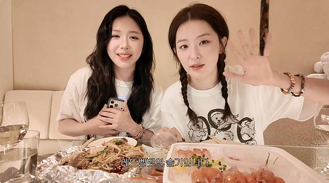 瑟琪（右）才剛與表妹sukyzin一起拍片。翻攝YT@sukyzin