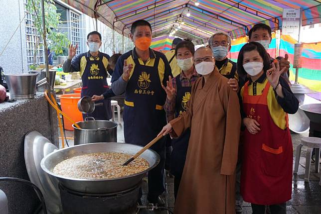 佛光山南台別院於農曆十二月八日法寶節，在南台別院道場烹煮臘八粥，並以二萬碗的吉祥臘八粥，結緣佛光人與會員親眷。（南台別院提供）