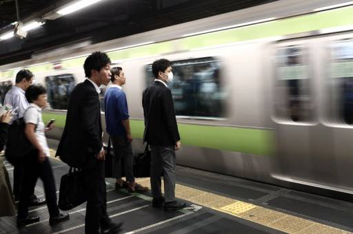 AFP/File/BEHROUZ MEHRI ทุก ๆ วันจะมีประชาชนราว 7.2 ล้านคนใช้บริการรถไฟใต้ดินของกรุงโตเกียว และเส้นทางการเดินรถบางสายก็หนาแน่นมากเกินไป
