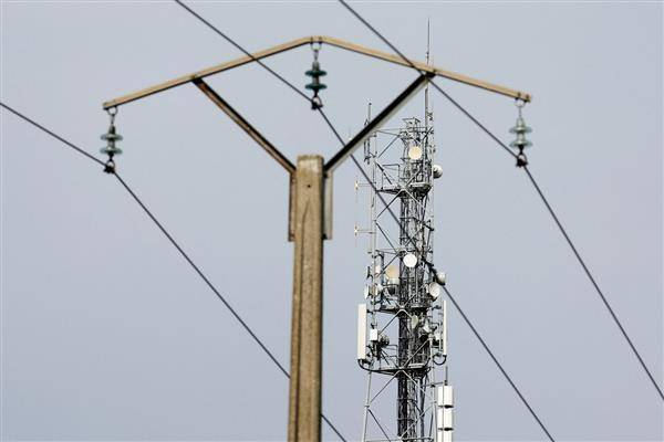 法國北部蒂盧瓦萊康布雷的電塔供電給手機基地台，圖為9月23日。路透社