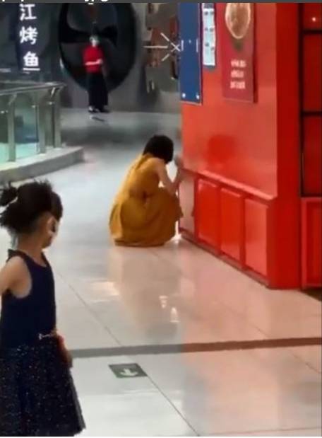 北京一名女子知道自己確診後，蹲在地上嚎啕大哭，原來竟是為了腹中胎兒。   圖 : 翻攝自微信