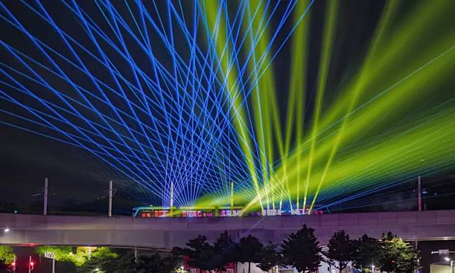 慶祝新北捷運通車營運五週年，安坑輕軌將展演炫目燦爛的光影列車秀。（圖 ／新北捷運公司提供）