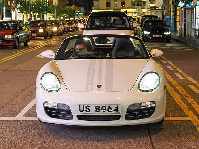 香港1輛車牌為「US8964」的保時捷跑車，6月4日當天在銅鑼灣遭港警扣押。(圖片擷取自推特)