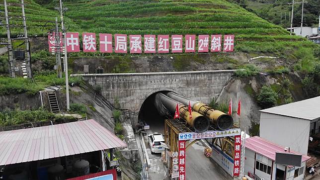 จีนเจาะ ‘อุโมงค์รถไฟ’ ผ่านภูเขาเสี่ยง ‘ก๊าซพิษ 8 ชนิด’ ทะลุสำเร็จ