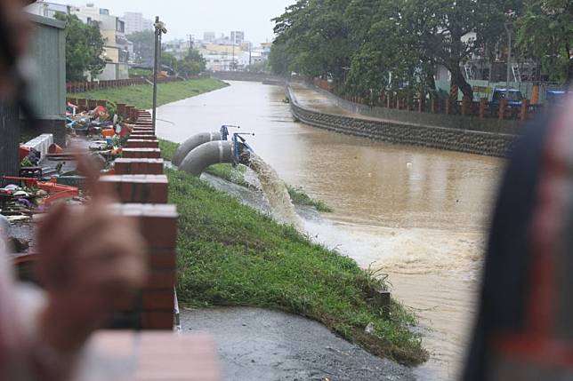 高雄遭受颱風豪雨重創，多處嚴重積淹水，且有10個行政區仍列為土石流及大規模崩塌警戒區，故明日停班停課。（翻攝自陳其邁臉書）