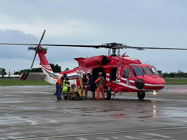 嘉蘭村女子遭毒蛇咬傷狀況危急，豪雨道路崩塌，空勤黑鷹直升機後送就醫。（記者鄭錦晴翻攝）