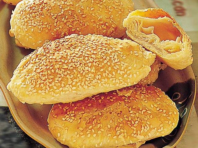 *層層酥皮散發芝麻豬油香，包著青蔥豬後腿肉的內餡，鹹香酥脆的滋味，有鹹也有甜。（照片來源：金門縣政府）