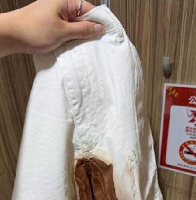 一名網友因咖啡弄髒白褲子，被困在廁所不敢出來。圖／翻攝畫面