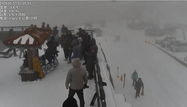 合歡山武嶺大雪紛飛。 圖：台灣即時影像監視器YT