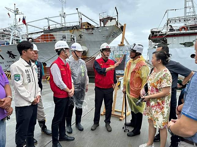 山陀兒颱風來襲，陳其邁市長視察前鎮漁港內大型遠洋漁船防颱纜繩加固情形。（記者吳文欽攝）