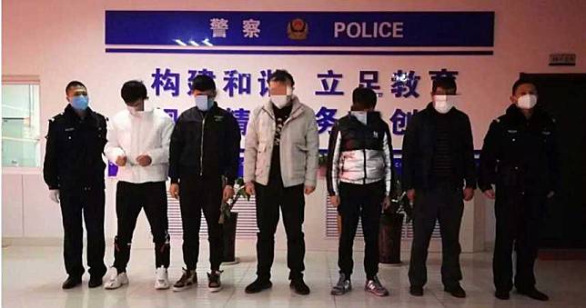 1人確診整棟封樓！5男「跳樓逃難」摔斷腿　還是被逮到