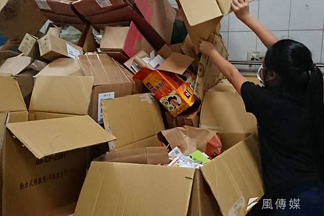 受到進口廢料大舉侵台影響，現在回收一公斤廢紙箱只能拿到2塊錢。（黃天如攝）