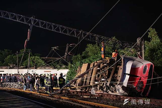 台鐵普悠瑪6432次列車21日下午發生出軌翻覆意外，造成18死、逾百人受傷的悲劇。司機員與調度員的完整通聯紀錄25日曝光。（資料照，顏麟宇攝）