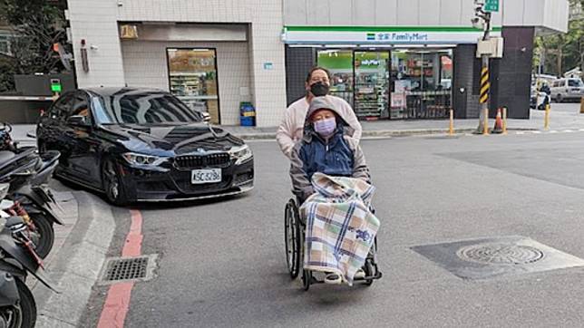 Cheap在臉書公開2張汽車違停照，點名民進黨立委陳歐珀是「中華民國違停之父」。（圖／Cheap臉書）