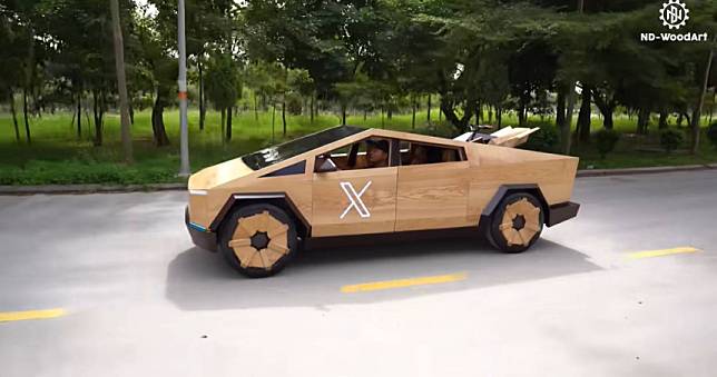 越南木匠巧手打造木製電動車「Cybertruck」　馬斯克說話了！