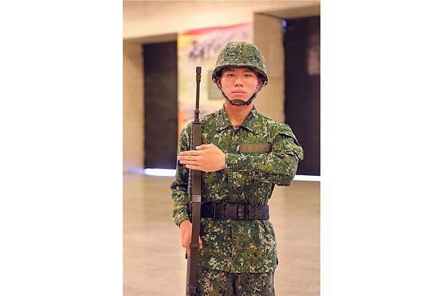 陸軍官校入伍生王鉦筌對自己獲選授槍代表，感到相當榮幸。（記者孫建屏攝）