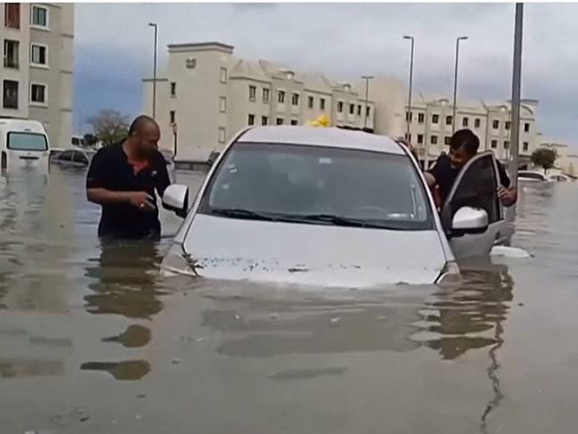 阿拉伯聯合大公國和阿曼遭受致命風暴影響，苦於水患，杜拜國際機場也陷入混亂。