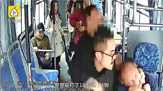 湖南長沙又發生公車暴力事件，有男子狂毆司機18拳還踹踢4腳。(圖／翻攝自梨視頻)