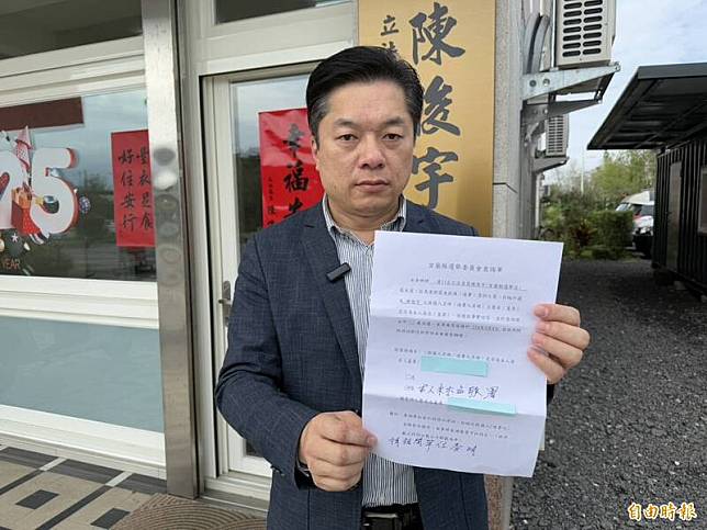 立委陳俊宇出示有選民明明未參與連署卻收到選委會查詢，強調未經他人同意代簽連署書，已涉嫌偽造文書和違反個資法，將蒐集相關證據送交檢調偵辦。(記者王峻祺攝)