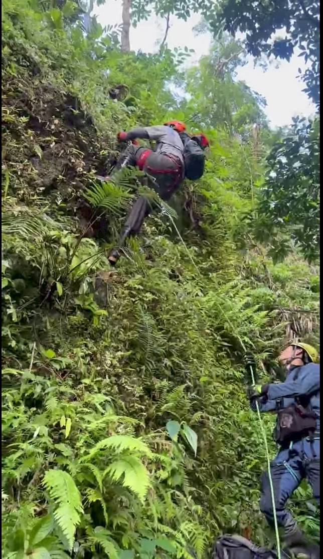馬修所處地點地形破碎且荊棘密佈。翻攝台東縣消防局臉書