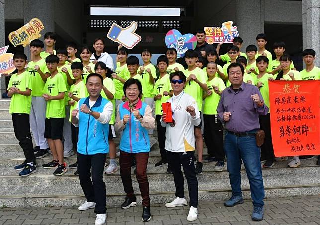 花蓮縣立國風國中跆拳道教練陳廖霞，參加「二０二四世界盃跆拳道品勢錦標賽」，過關斬將卓越表現終勇奪世界級銅牌榮耀！鄉長游淑貞特別前往國風國中為她張貼「紅榜」，並頒贈績優獎勵金。(吉安鄉公所提供)