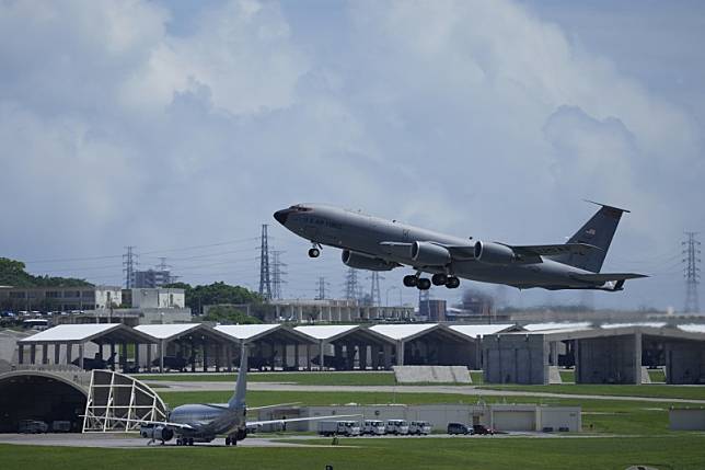 美國空軍的KC-135加油機從日本沖繩的嘉手納基地起飛。（美聯社）