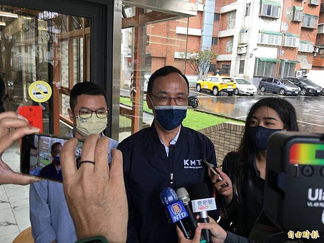 國民黨主席朱立倫在八德投票，卻被網友檢舉穿著印有「KMT」夾克，違反選罷法。(記者謝武雄攝)