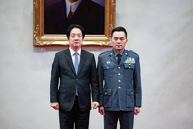 陸軍副司令呂坤修中將升任陸軍司令，並晉任為陸軍二級上將，總統賴清德今主持「國軍重要高階幹部授勳授階典禮」。(總統府提供)