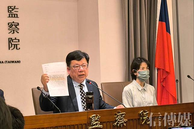 李俊俋拿出大法官325號解釋，強調監察權專屬於監察院，不容立法院恣意擴權。（攝影／胡智凱）