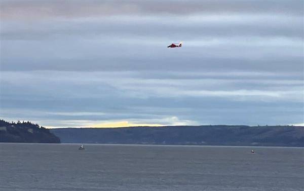 美國海岸防衛隊直升機4日在惠德比島附近搜救。美聯社