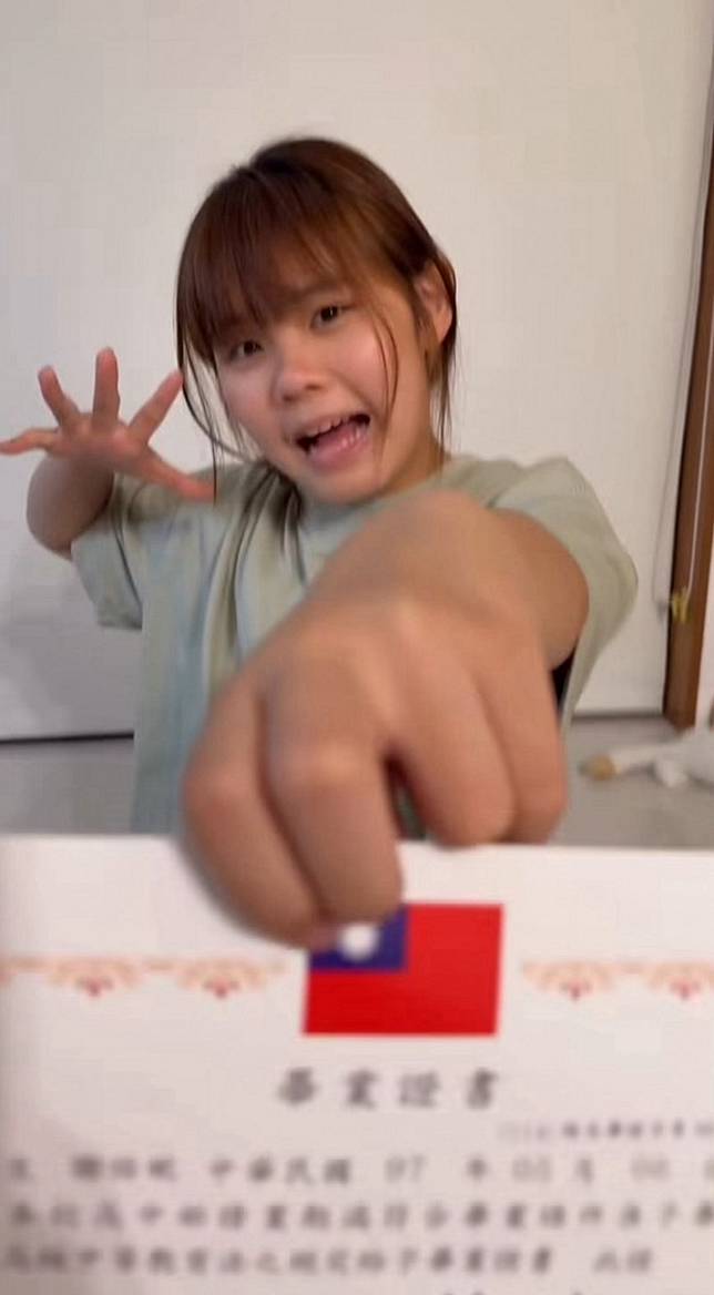 右右接力拍片分享畢業的好消息。(翻攝IG)