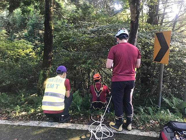 桃園東眼山一名73歲楊姓父與兒子打架拉扯後跌落溪谷亡，救護人員在場將人拉上平面道路。警方提供