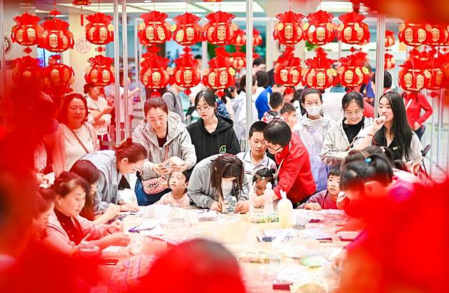 People make lanterns for the upcoming Mid-Autumn Festival at the provincial library in Changchun, northeast China's Jilin Province, Sept. 14, 2024. (Xinhua/Yan Linyun)