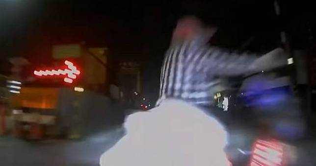驚悚瞬間曝！7旬婦牽單車凌晨闖紅燈　慘遭機車擊落骨折急送醫