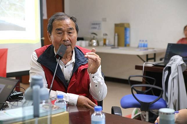 神農獎漁民王坤禾參與試驗，認為酸菜液應用於貝類養殖充滿潛力。（攝影／林吉洋）