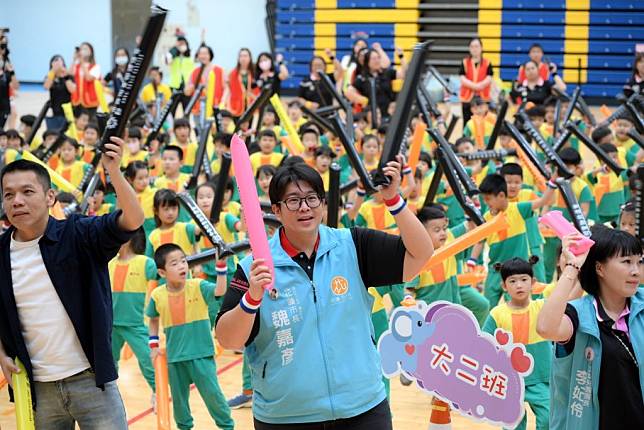花蓮市立幼兒園辦理親子運動會，市長魏嘉彥與學童一起展現活力。(花蓮市公所提供)