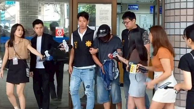 周俊男(戴安全帽者)遭警方逮捕。資料照。民眾提供