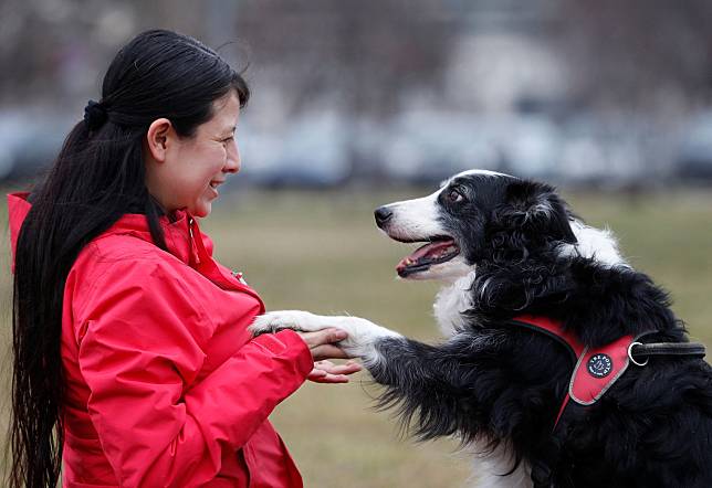 圖為主導本次研究的匈牙利腦科學家庫亞及她飼養的狗坤坤。 路透社 / 達志影像