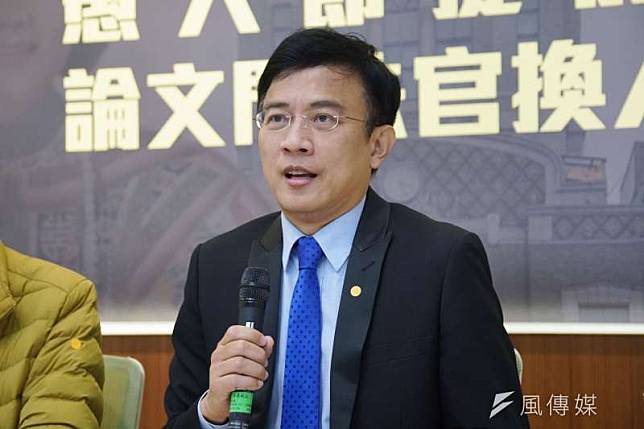 台大新聞所前所長彭文正（見圖）質疑總統蔡英文博士論文學位造假，先前被以加重誹謗罪起訴，台北地院上月20日開庭時彭文正因滯美未出庭，被檢方聲請拘提，現在被通緝中。（資料照，盧逸峰攝）